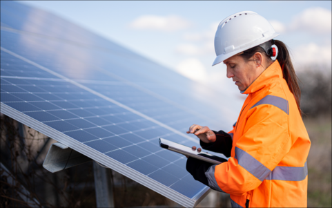 Frau mit Tablet, weißem Helm und Warnjacke
