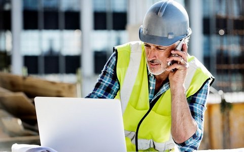 man receividng tips for better incident management